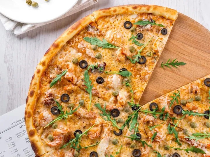 Cheese & olive pizza